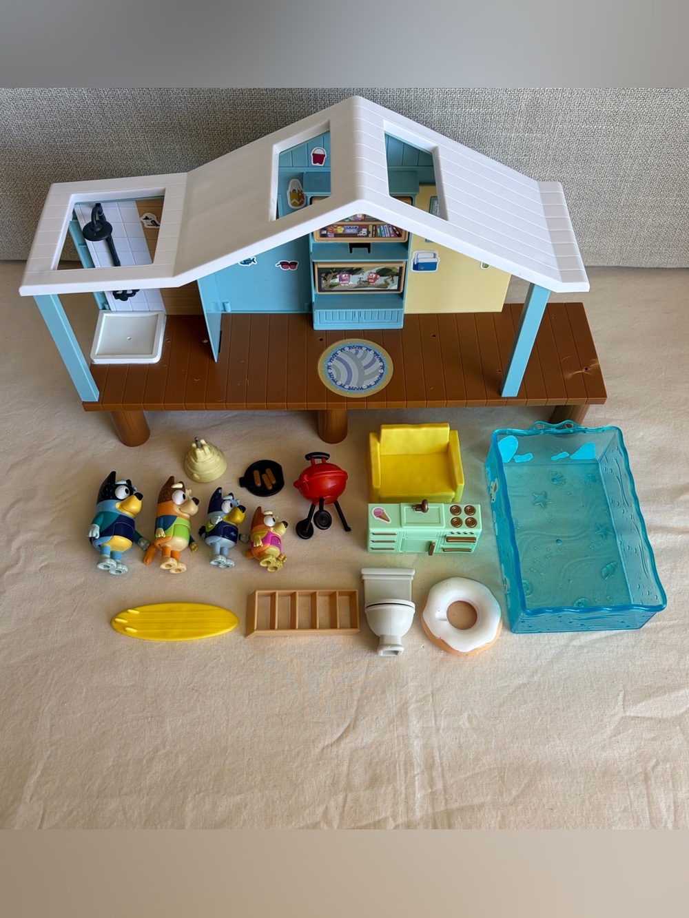 Bluey Ultimate Beach Cabin Playset with 4 Character Figures (Heeler Family)